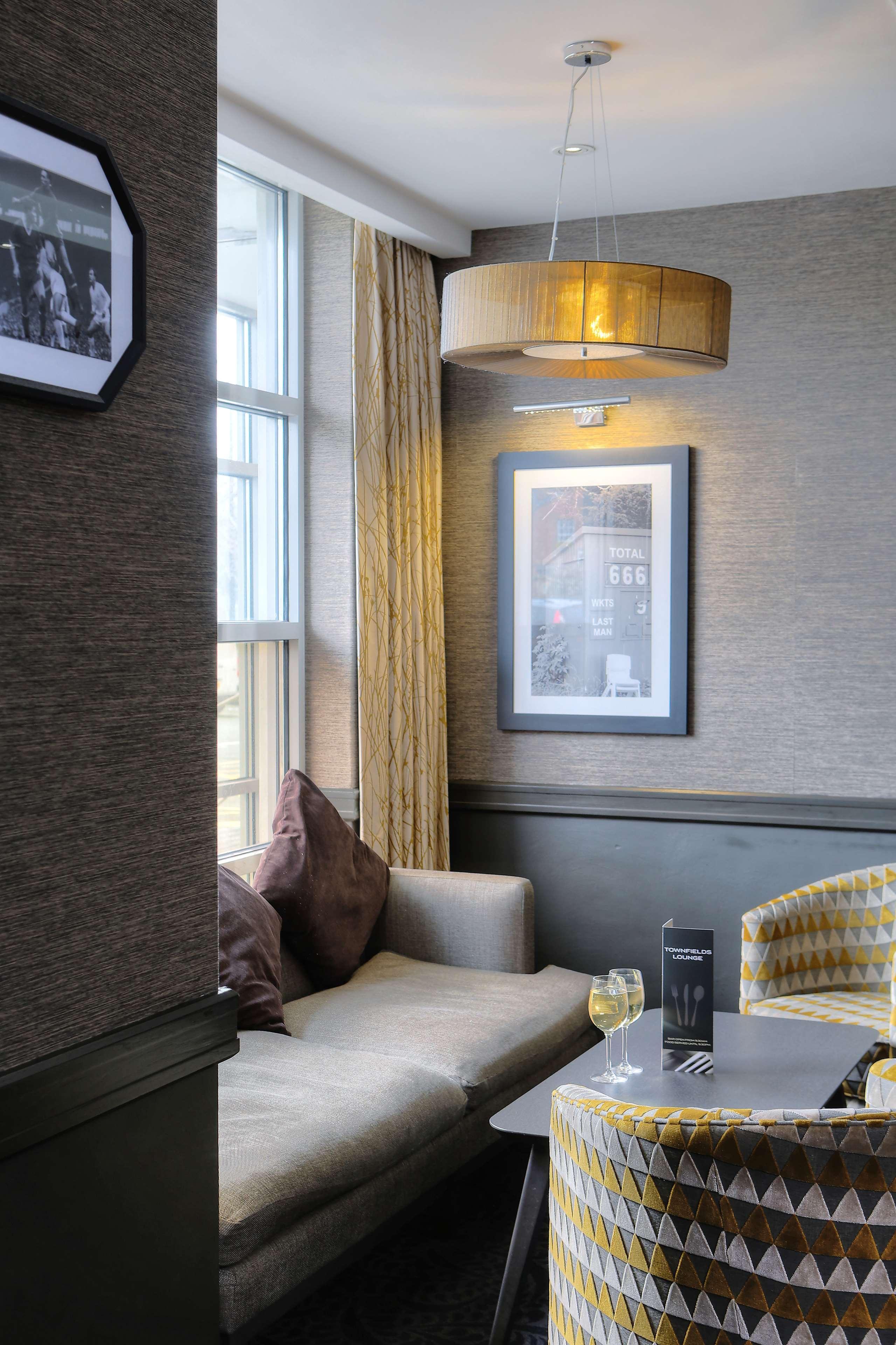 Cresta Court Hotel Altrincham Buitenkant foto