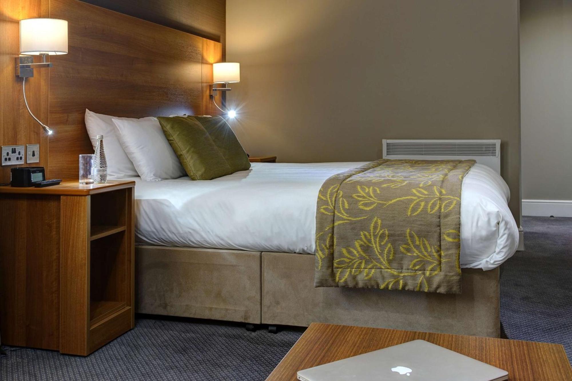 Cresta Court Hotel Altrincham Buitenkant foto