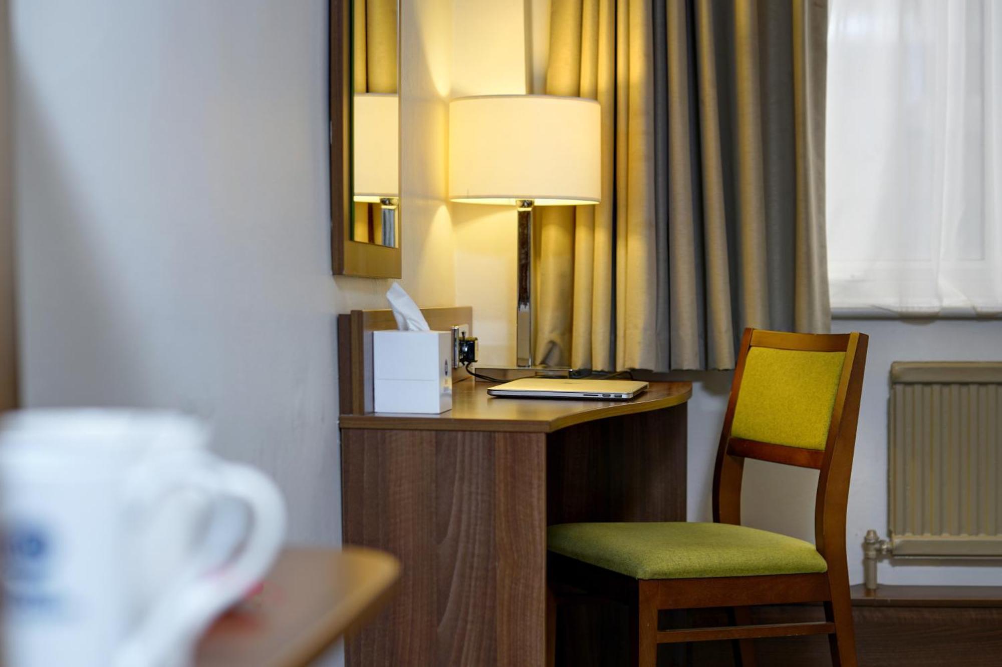 Cresta Court Hotel Altrincham Buitenkant foto