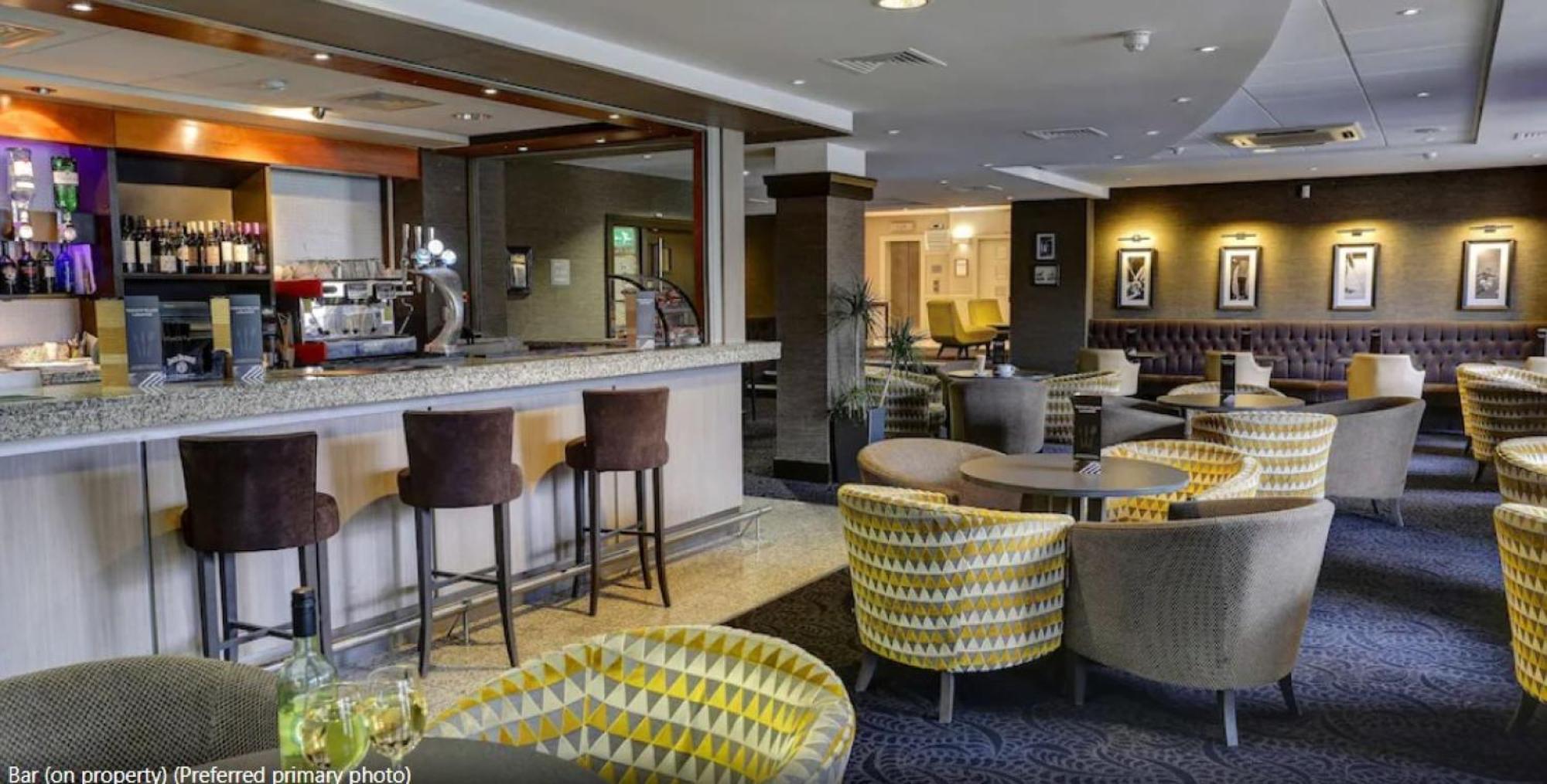 Cresta Court Hotel Altrincham Buitenkant foto
