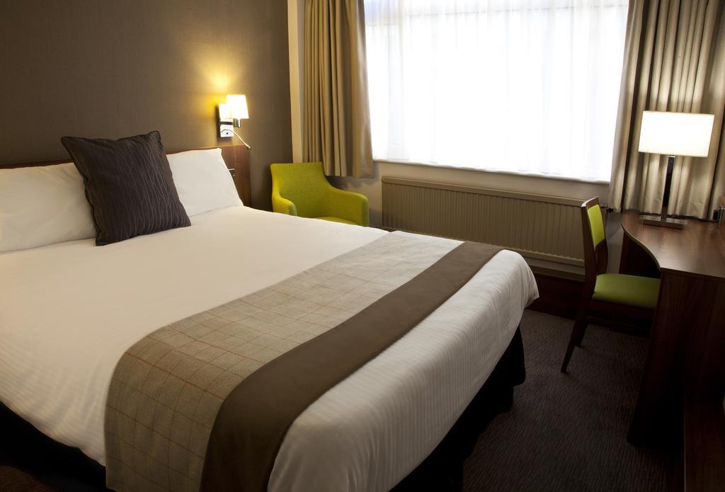 Cresta Court Hotel Altrincham Buitenkant foto